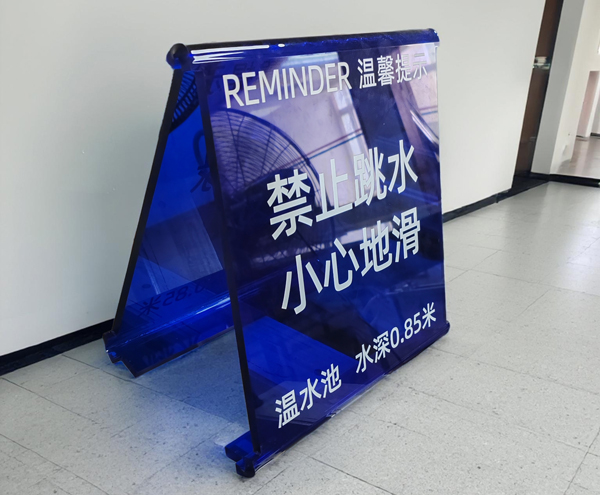 亚克力展示柜定制哪个厂家好？看板厚开槽与灯光三关不翻车！