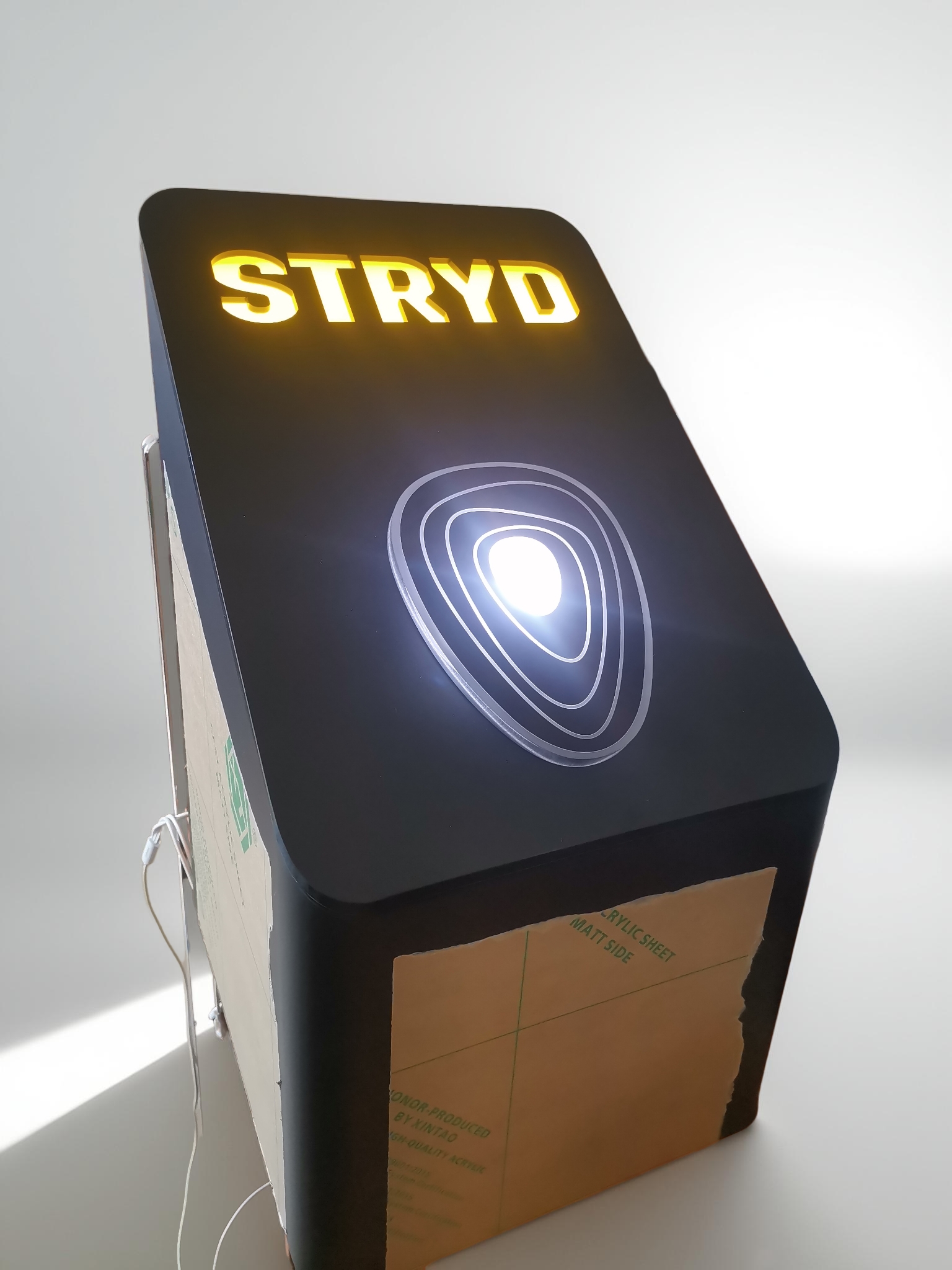 亚克力斜面发光展示台｜品牌 LED 灯标陈列展台