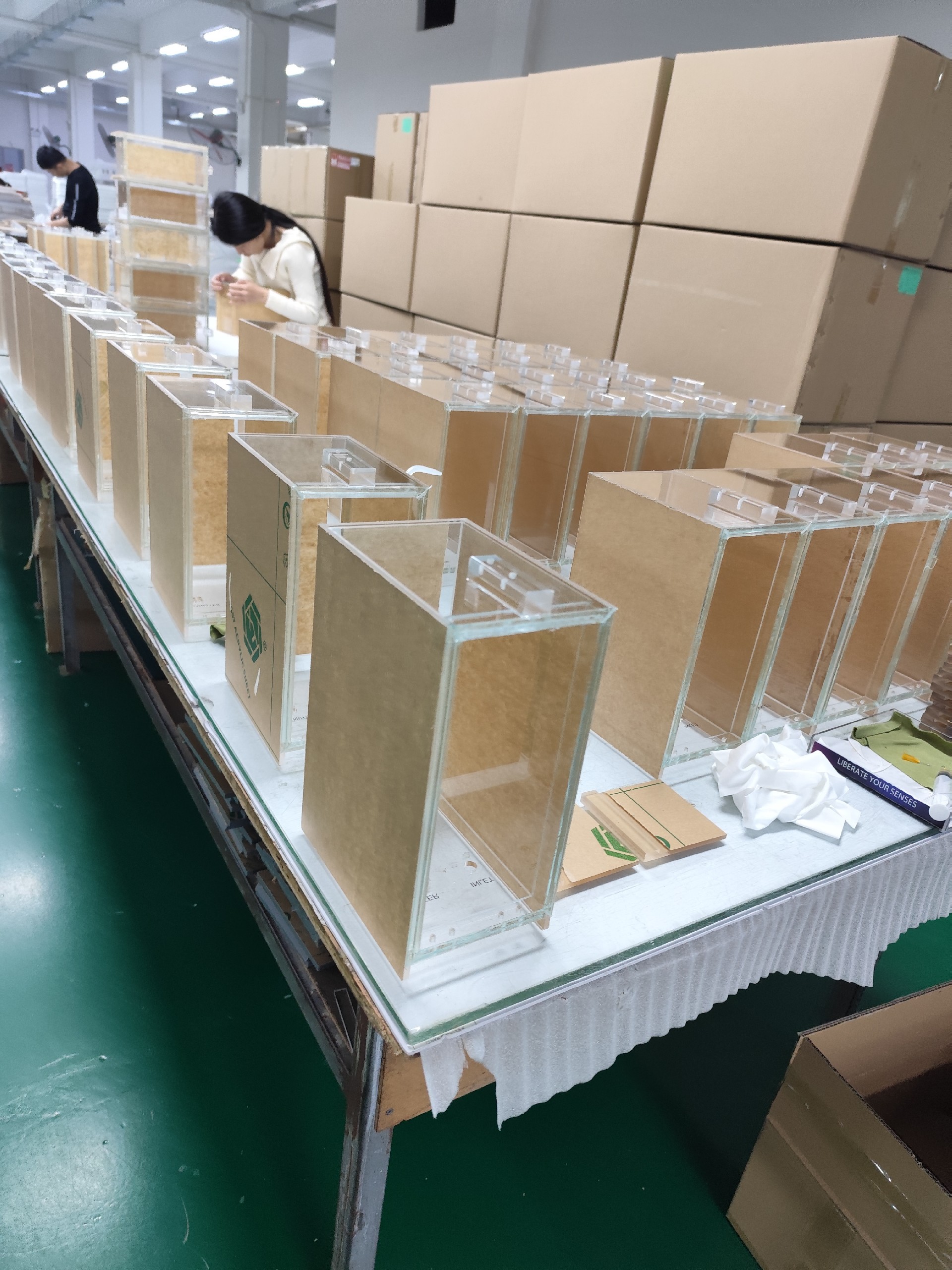 亚克力文件架定制哪家工厂靠谱？看工艺底座留样三关不翻车！