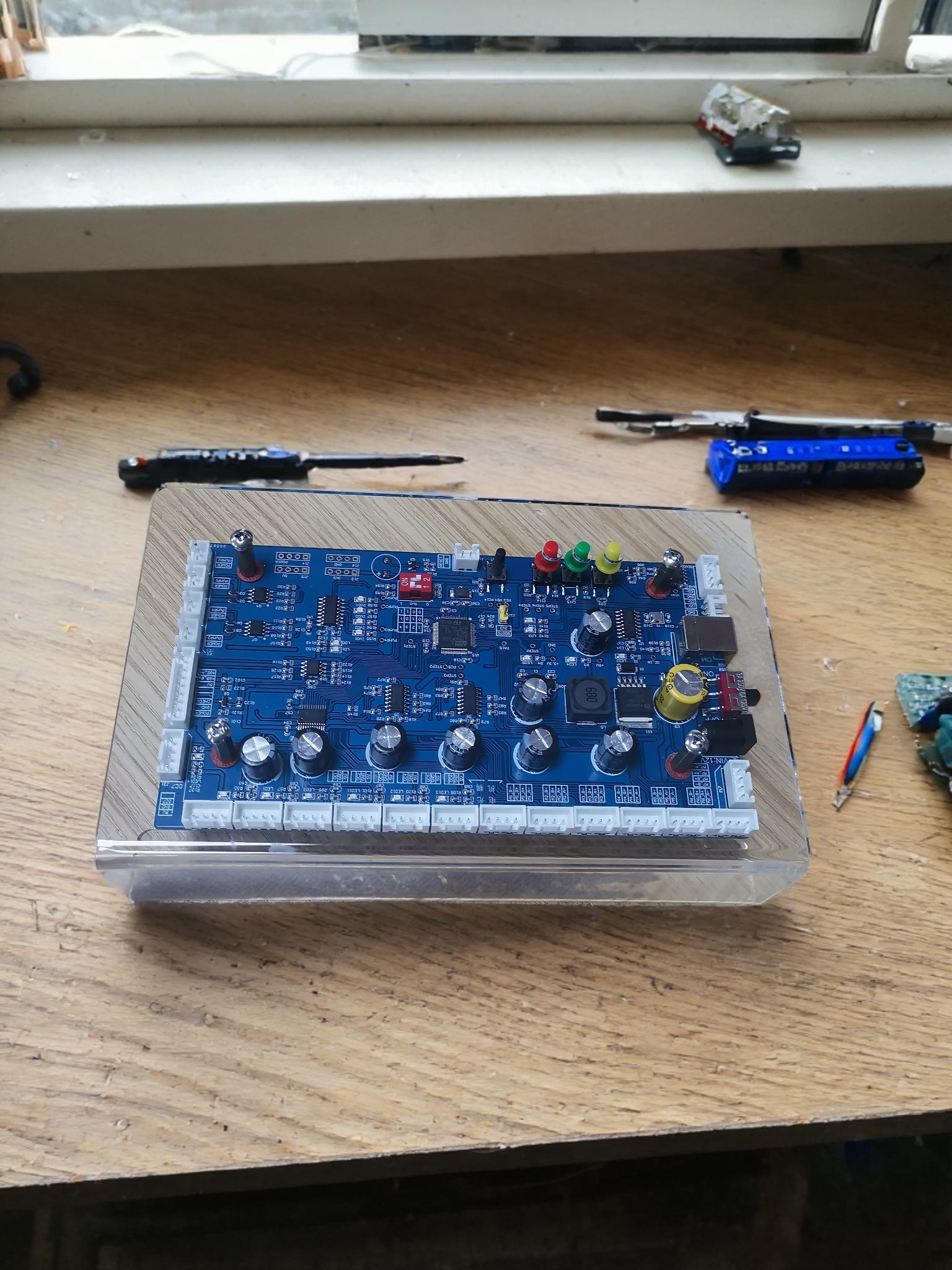 美杰亚克力定制案例实拍（web-circuit-board-acrylic-display-case-2）