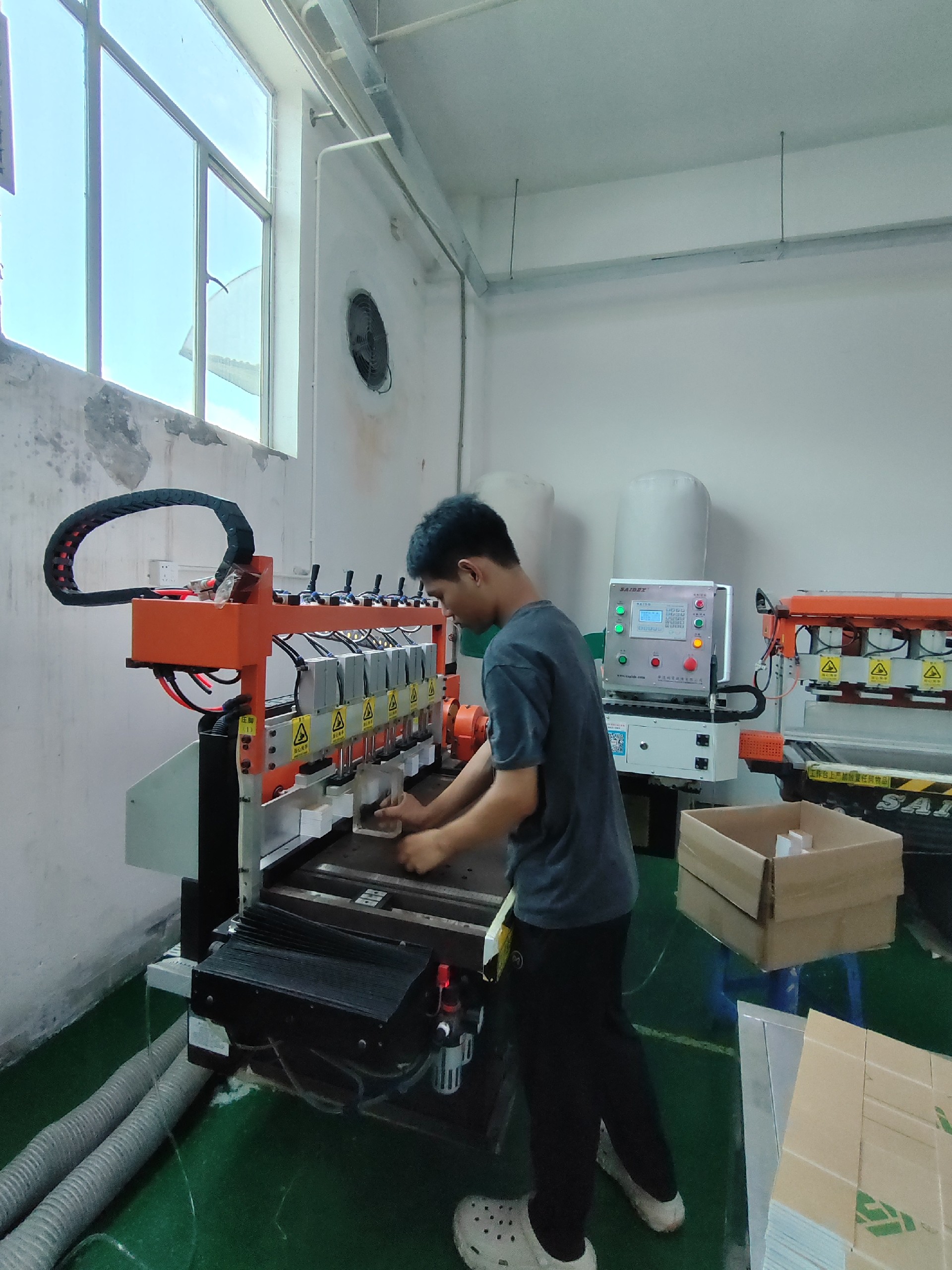 亚克力仪器面板怎么开孔：孔位公差与崩边控制是两道坎