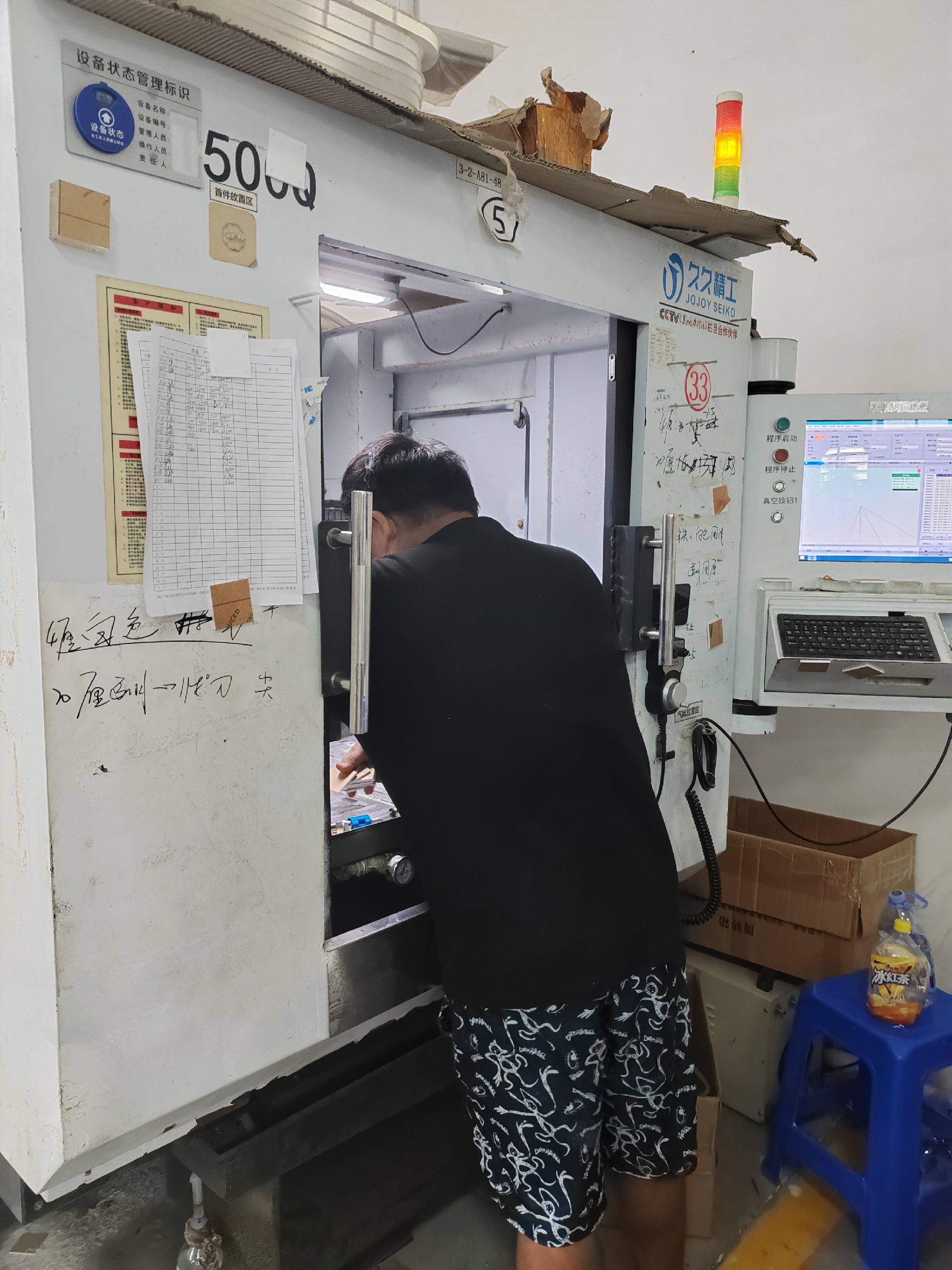 亚克力蛋糕罩定制哪个厂家好？看板厚罩口与粘接三关不翻车！