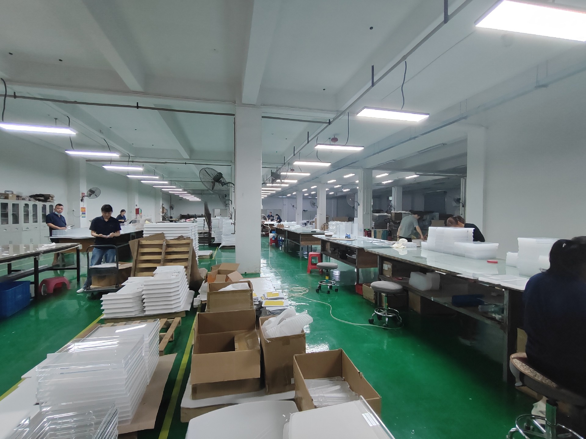 亚克力笔筒定制哪个厂家好？看板厚筒口与底座三关不翻车！