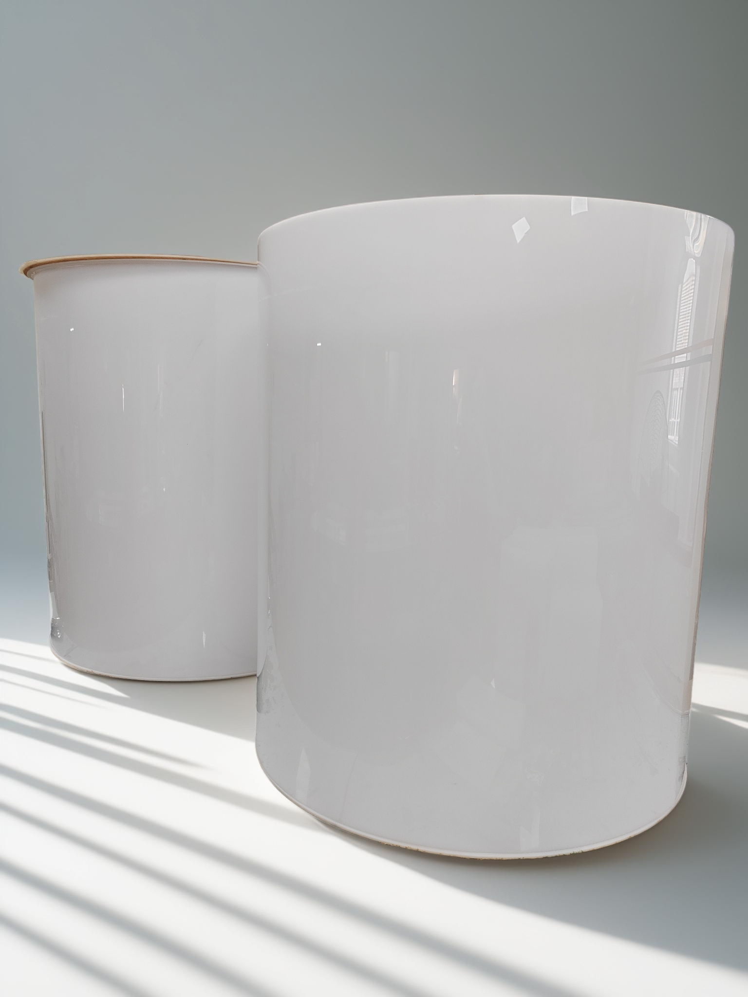 美杰亚克力定制案例实拍(web-white-acrylic-cylinder-pedestal)
