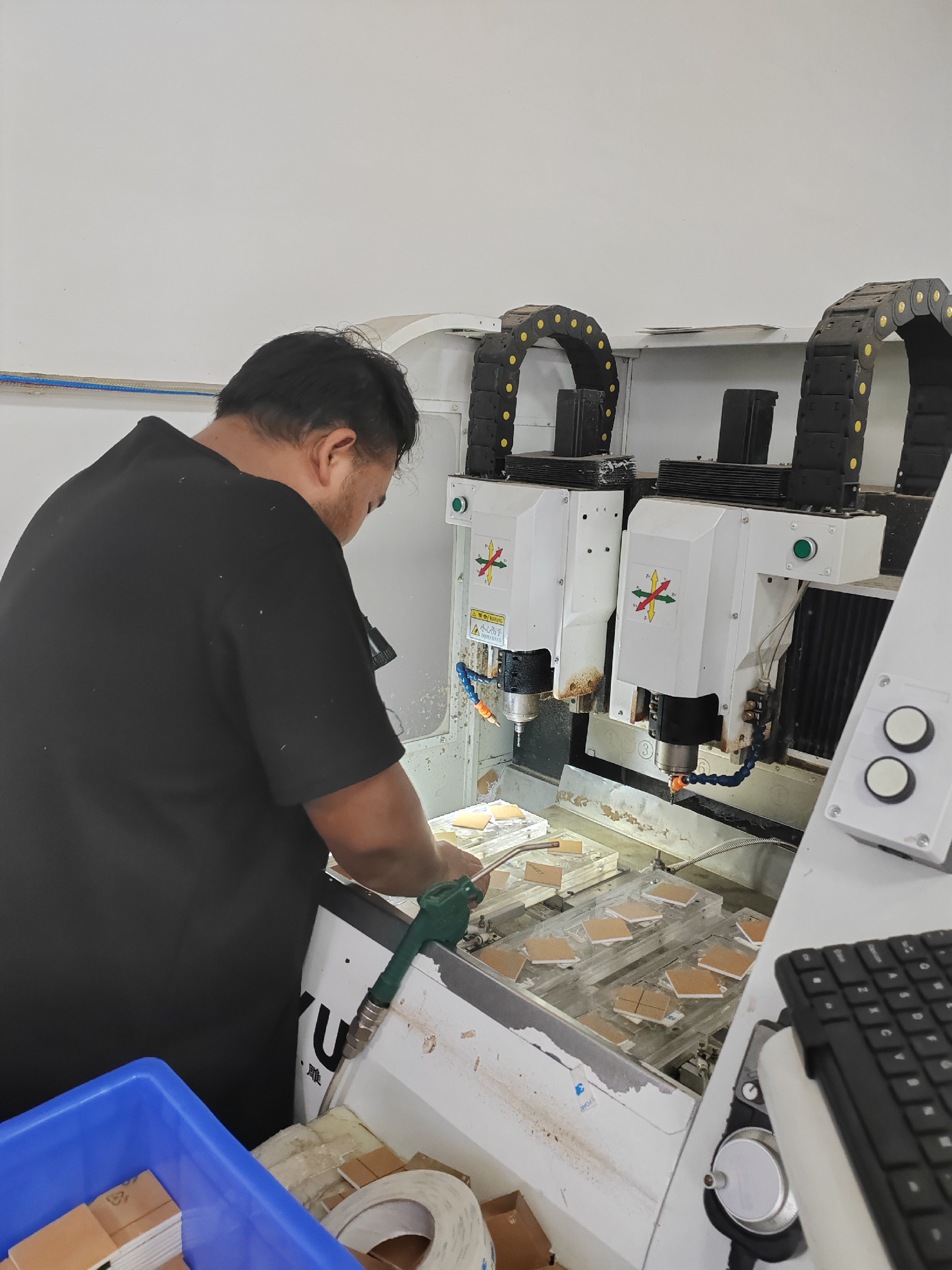 亚克力隔板定制哪个厂家好？看板厚卡槽与固定三关不翻车！