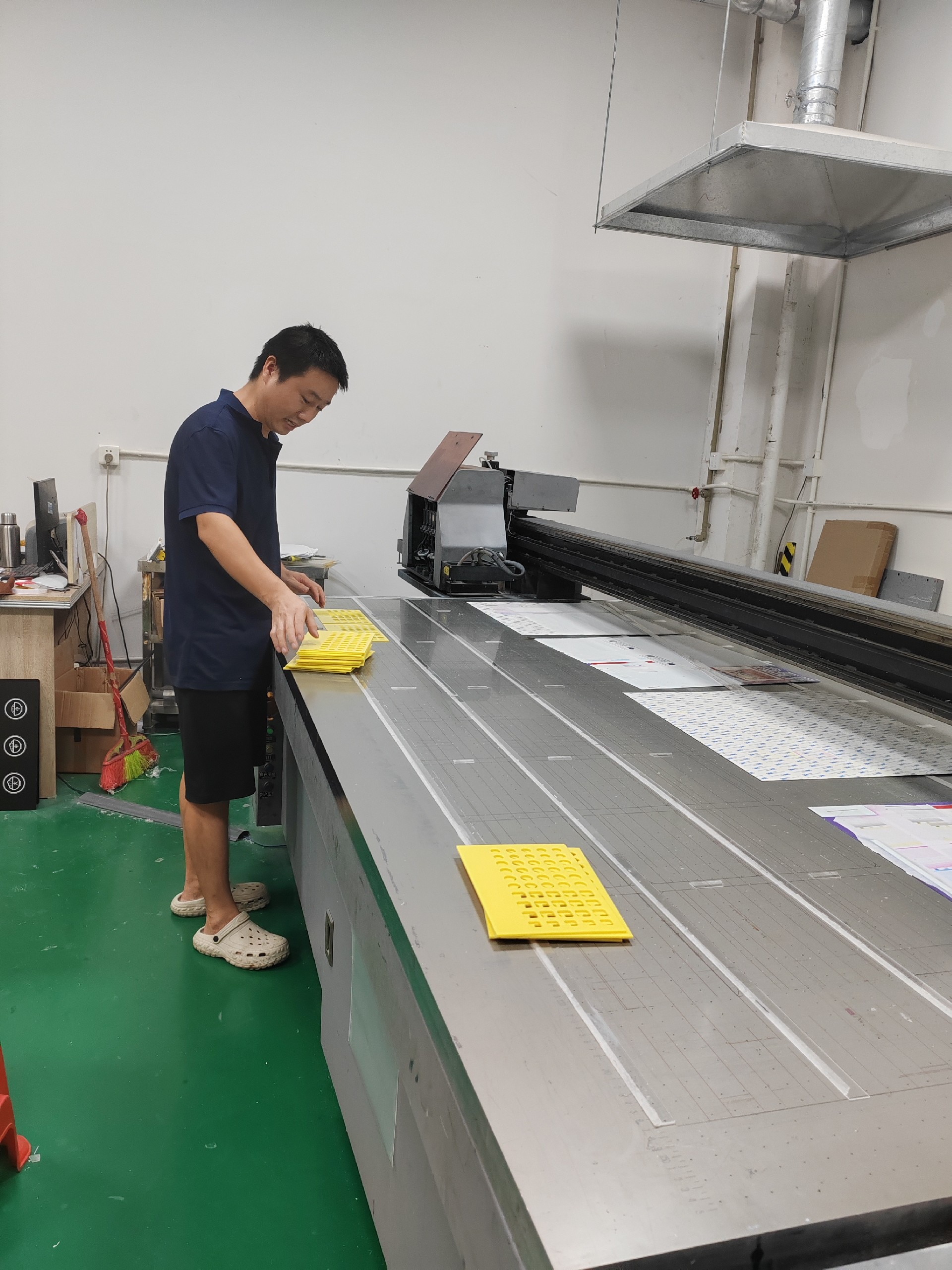 亚克力UV印刷和丝印怎么选：套色精度与耐候性对比说清
