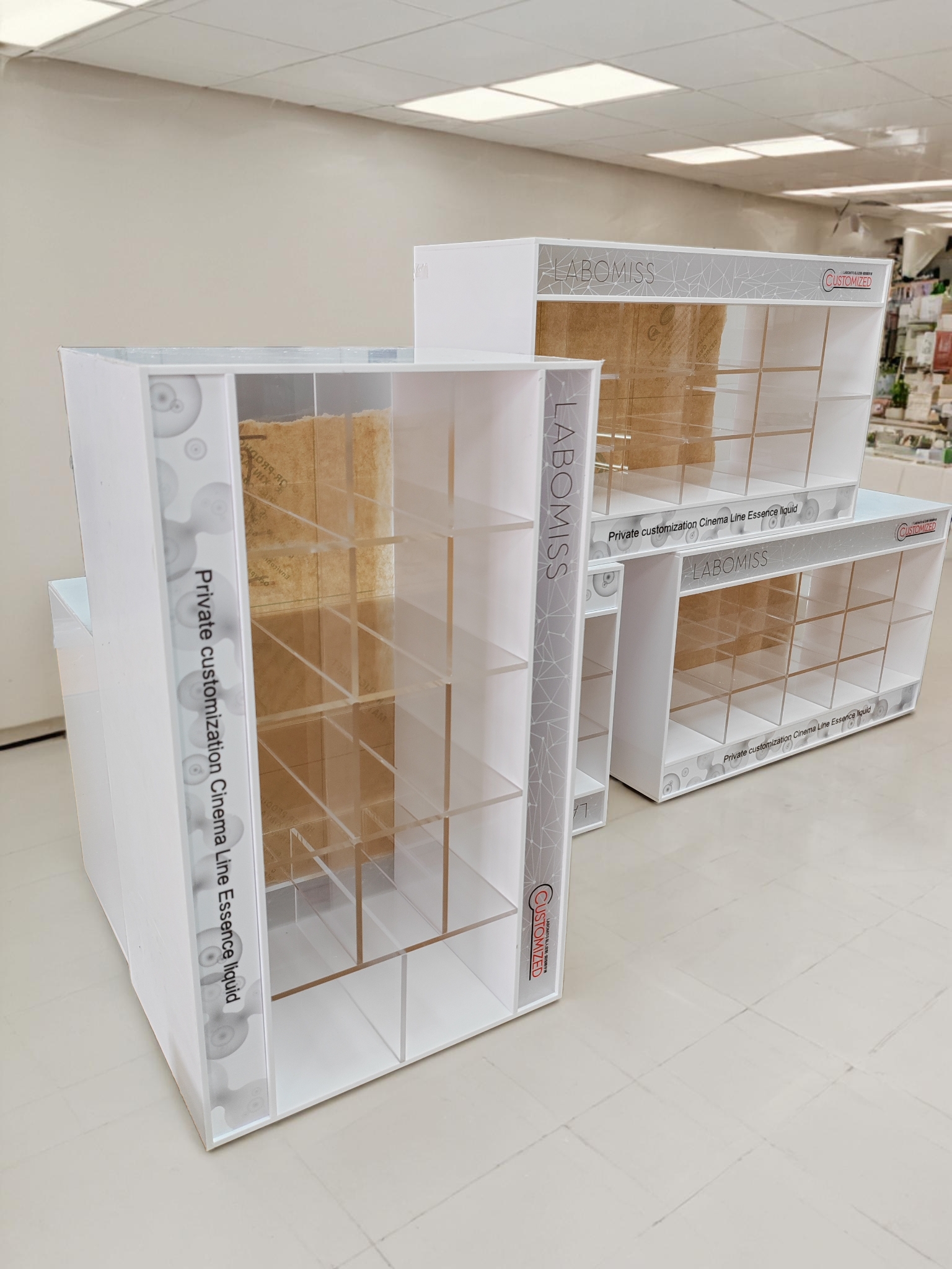 亚克力多格落地陈列柜｜护肤品品牌样品展示柜