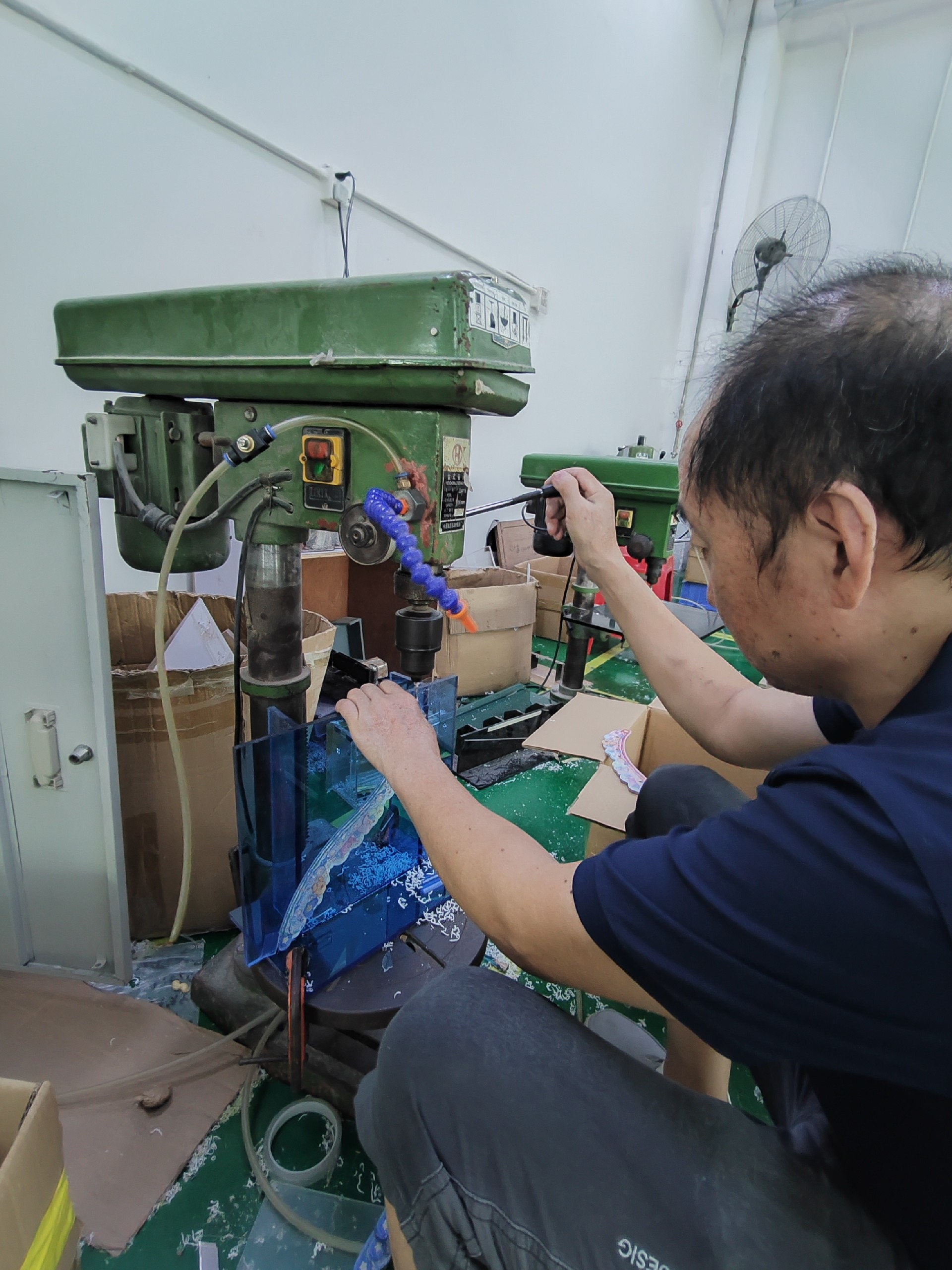 美杰亚克力定制案例实拍（meijie-factory-gluing-assembly-2）