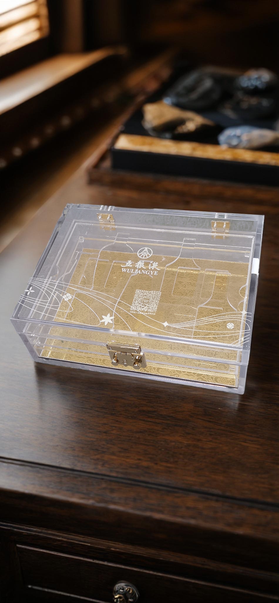 美杰亚克力定制案例实拍(web-clear-acrylic-box-on-table)